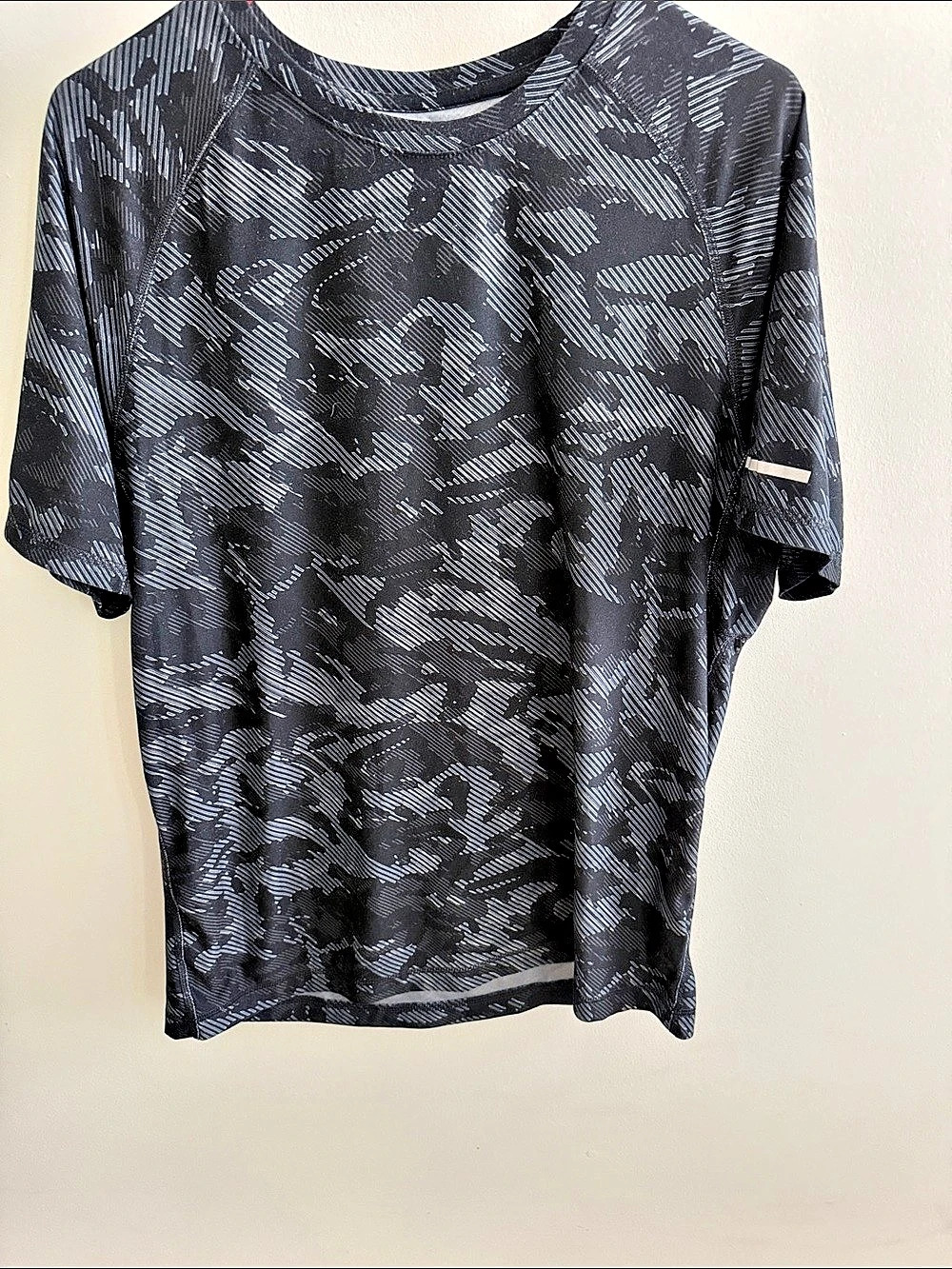 Old Navy Active Camo Short Sleeve Tee in Black & Gray